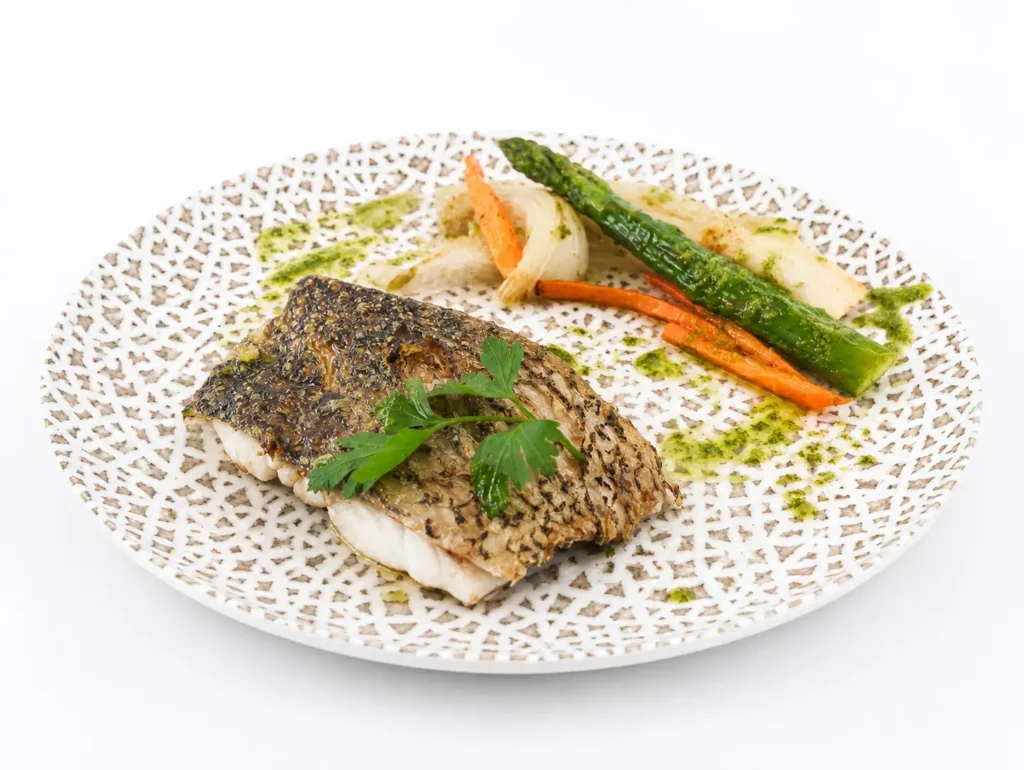 Dorada a la valenciana acompañada de verduras